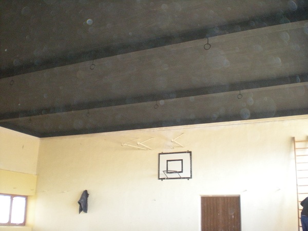 Interior del Gimnasio del CP Jos Ramn Villa - Pintado del techo una vez reparado.